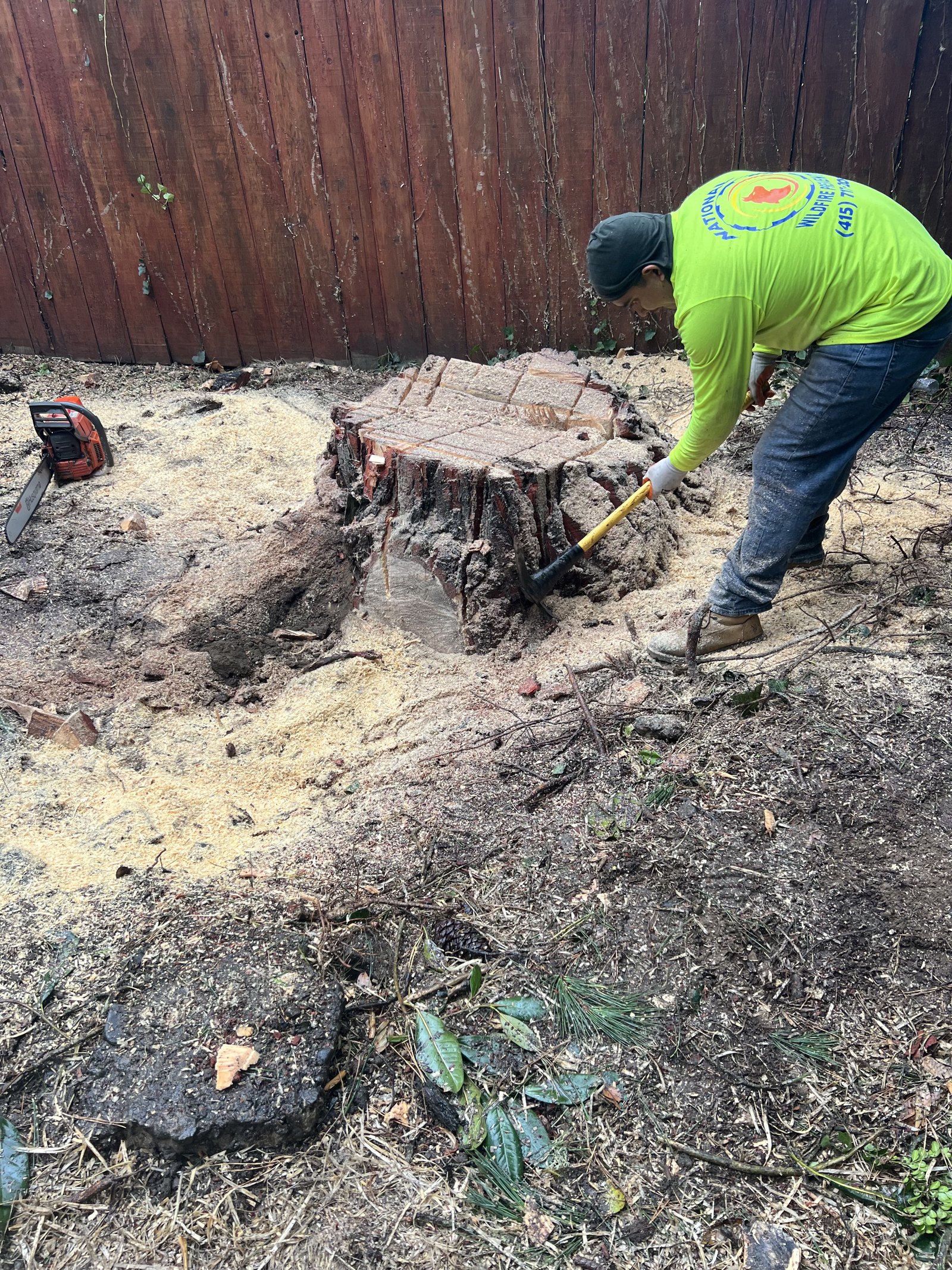 Clearing grindings away from a ground stump